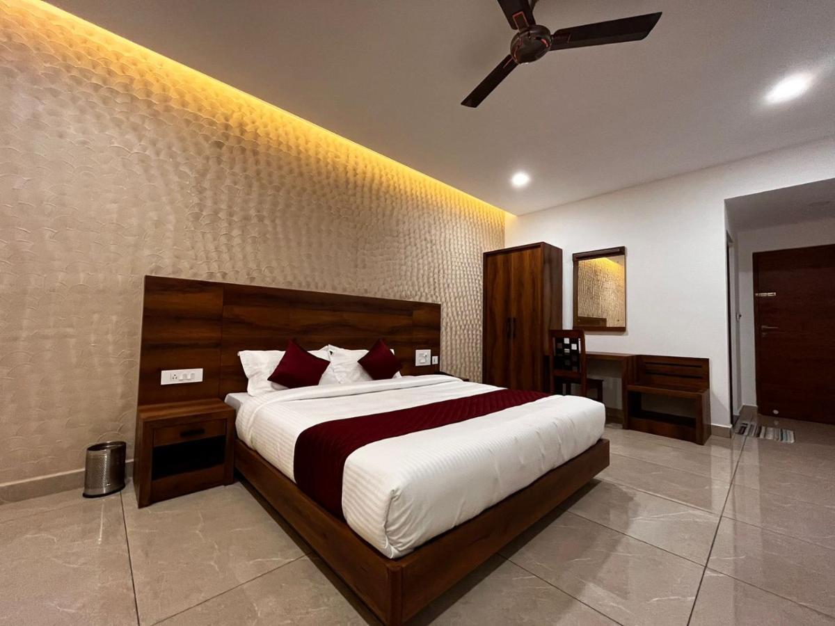 Hotel Woodlark Kattappana Exterior photo