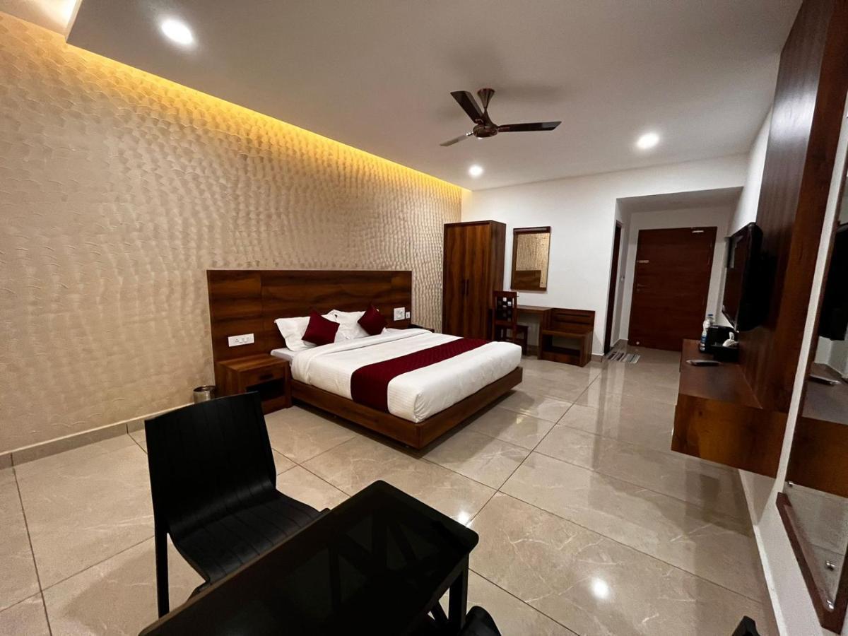 Hotel Woodlark Kattappana Exterior photo